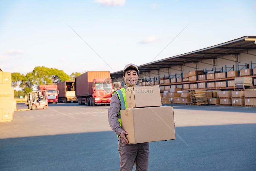 物流工人 快遞搬運與貨物打包的專業(yè)服務(wù)