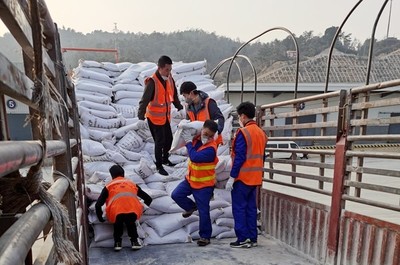 協(xié)同增效，保障運(yùn)輸——云天化磷化集團(tuán)飼鈣銷售團(tuán)隊積極參與鐵路裝車及貨物打包服務(wù)